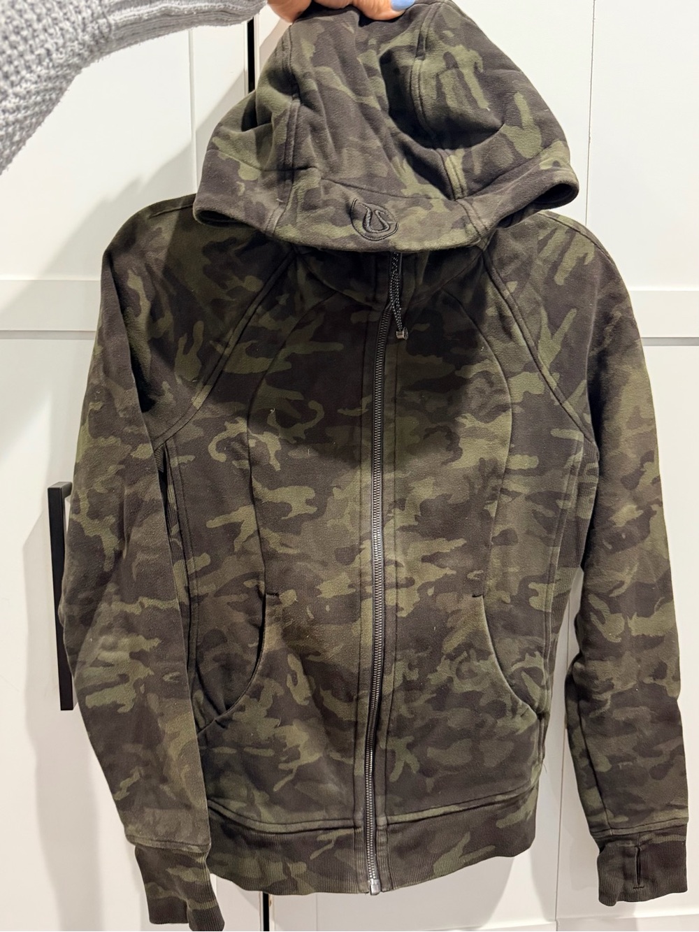 Women’s Lululemon Scuba full zip Hoodie - Green Camo size 6